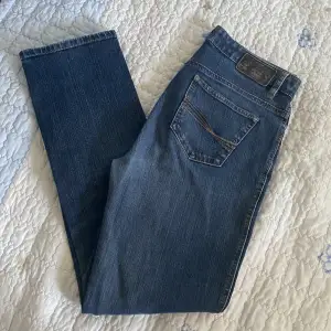 LÄS BIO INNAN DU KÖPER Jeans från märket Rosner i modellen Audrey. Strl 32, lite för kort på mig som är 173. Ett hål på vänstra bakfickan. 