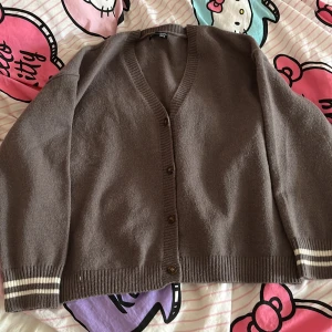 Grå cardigan med vita linjer - Säljer pga att jag inte har använt. Helt nytt skick. Är du intresserad/vill ha fler bilder/har frågor så kontakta mig. 