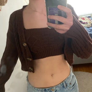 Cardigan  - Säljer denna bruna stickade cardigan med matchande bandeau top! Aldrig använd<3