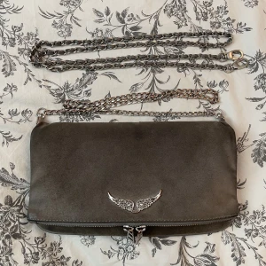 Zadig väska - Säljer nu min älskade zadig-väska som numera inte kommer till användning. Det är använd, men sparsamt!  Defekter: Korta kedjan saknar det gråa ”bandet”. Kedjans färg har även försvunnit från vissa ställen. Detsamma på dragkedjan.