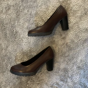 Klackar  - Hjälper min morsa med att sälja dessa klackskor då de inte kommer till användning. Använt minst 2 gånger, har inga defekter och bra skick! 