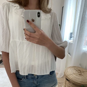 Vit blus &otherstories - Säljer denna jättefina blus från &otherstories💫🤍🤍 använd endast en gång nästan helt oanvänd🤩🤩
