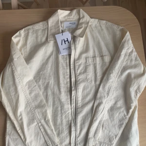 Overshirt (Selected Homme) XL *oanvänd* - Oanvänd Overshirt i ”off white”färg från Selected Homme. Storlek XL. Nypris 799:-