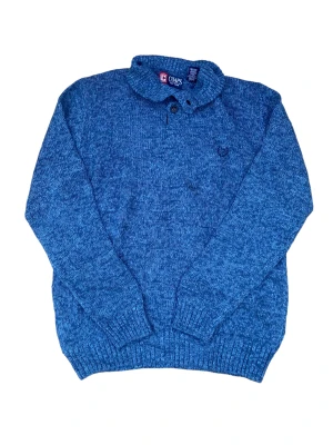 Blå vårtröja - Skitsnygg blå vårtröja! Modell är 186 och bär vanligtvis M-L. :)