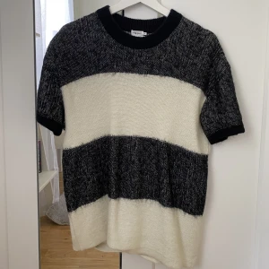 Stickad t-shirt - Från Filippa K i storlek M💕