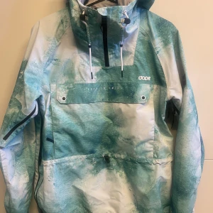 Dope skidjacka - Strl M Knappt använd så i superfint skick Finns inte kvar på hemsidan, köptes för 1700 ungefär. 