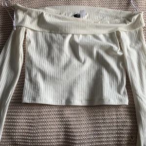 Off soulder tröja från Hm - Off soulder tröja från hm i strl S/M. Ordinarie pris 200, mitt pris 80.  Aldrig andvänd endast testad.  Skickas med postnords skicka hem❤️  (Säljs då den inte kommer till andvändning)