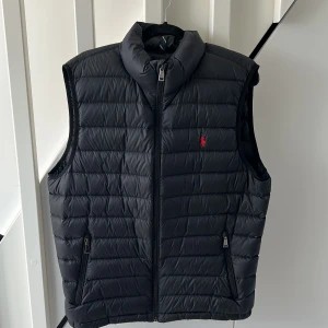 Polo väst - Oanvänd väst från polo i toppen skick 10/10 ny pris 3000 priset går att diskutera vid snabb affär