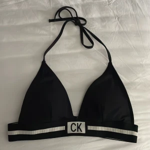 Ck bikini - Säljer nu bikini från Calvin Klein som tyvärr blivit för liten. Super fin och inga tecken på användning. Sparsamt använd 💕Köpt för 550 hos Nelly för något år sedan. 