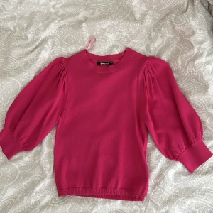 Ginatricot topp - Super gullig topp från ginatricot. Toppen är endast testad på och har inga defekter. Frakt tillkommer. 