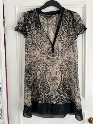 Super snygg Alice Bizous Tunika - Super snygg Alice Bizous Tunika storlek XS. Tunn snygg Tunika till varma sommar kvällar. fFint skick