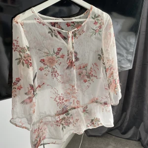 Blus - Så fin blus med trekvarts ärmar. Passar perfekt till våren💖💛