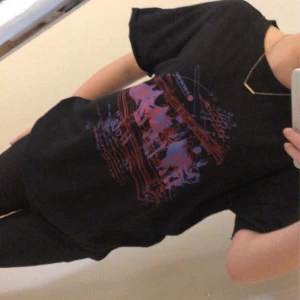 T-shirt med tryck - Säljer en jätte cool svart oversized t-shirt med ett snyggt tryck på framsidan. Använd få tal gånger🤍 