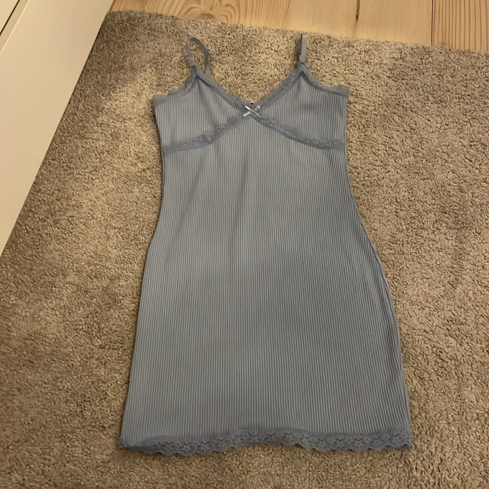 Ljusblå klänning från H&M. Storlek S. Använd 1-4 gånger. Säljer för den inte blir använd så mycket. Väldigt bra skick. . Klänningar.
