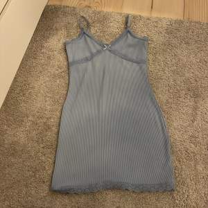 Ljusblå klänning från H&M. Storlek S. Använd 1-4 gånger. Säljer för den inte blir använd så mycket. Väldigt bra skick. 
