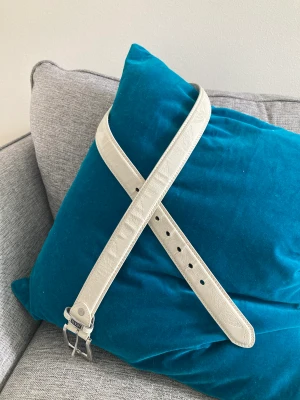 Vitt läderbälte - Vitt fint handgjort Läderbälten som inte passar längre 