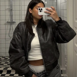 Bomber jacka i läder  - Säljer min bomber jacka i läder från HM, slutsåld överallt, aldrig använd. Buda i meddelanden