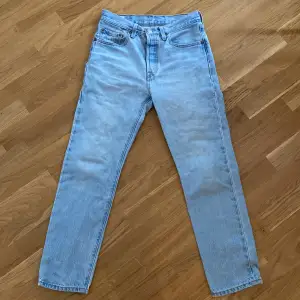 Säljer dessa snygga jeans som jag köpt här på Plick men tyvärr va dom för små för mig och måste därför sälja vidare.