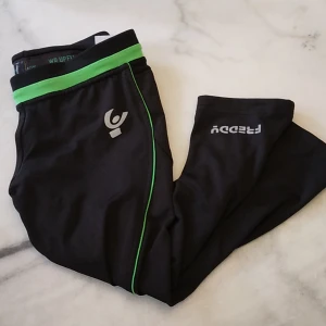 Träningsbyxor - Freddy träningstights gör så man får en illusion om att rumpan är större men sömmen där bak 