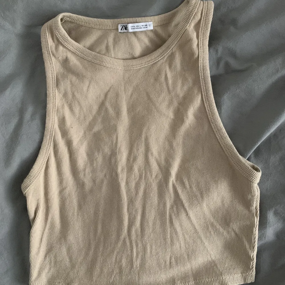 Zara summer beige croptop.  Worn twice Size L but is rather S or M (sorry for not ironing it). Toppar.