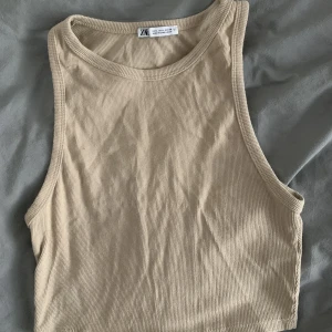 Zara croptop - Zara summer beige croptop.  Worn twice Size L but is rather S or M (sorry for not ironing it)
