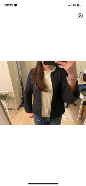 Vårjacka  - Supersöt vårjacka perfekt nu till sommaren och våren💕 nyskick dock är tyvärr dragkedjan sönder 