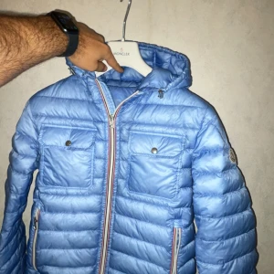 Moncler jacka (Douret) Baby Blue - Moncler Jacka i storlek 2 (passar s-m), extremt bra skick och extremt unik och limiterad, färgen är baby blue och säljs inte längre, retail på jackan är runt 15-16 tusen Budgivning från 10.000kr