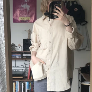 Oversized skjorta - En skitsnygg oversized skjorta perfekt till sommaren. Beroende på önskad passform passar den XS-L! Använd enstaka tillfällen, säljer pga den ej passar min stil längre. 