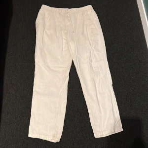 linnebyxor  - Tja! Säljer nu mina linnebyxor då dem har blivit för små. Skick 9/10. Inga skador eller defekter, det ända är en pytteliten prick som man kan se på (bild 3) annars top skick. Hör av er vid ytterligare frågor mvh Viktor😊🤩