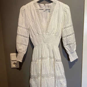 By malina- studentklänning  - Modellen heter inez mini dresses och kostar på hemsidan 2599. Inga defekter 🤍 