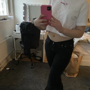 Nike tröja - Säljer denna fina träningströjan ifrån Nike. Den är croppad och superbra att träna i. Får inte riktigt användning för den men den är superfin. Storlek: XS