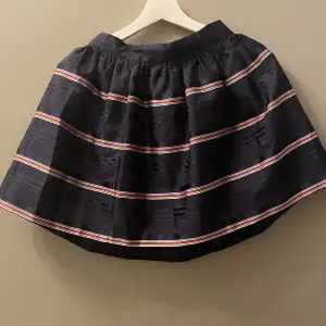Säljer min fina Tommy Hilfiger kjol! Sparsamt använd💕säljer pga att den är för liten. Pris kan diskuteras!