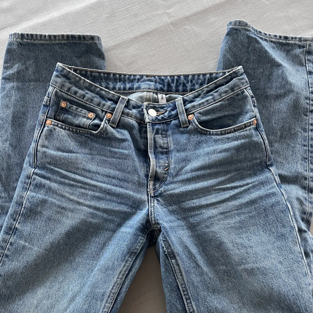 Säljer dessa pin mid Weekday jeans, då dom blivit för små för mig!🤍. Jeans & Byxor.