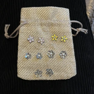 Örhängen  - Super gulliga blommiga örhängen Alla för 90kr  1 för 20kr Frakt 15kr  🌸🌸🌸