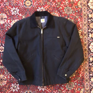 Carharrt Detroit Jacka - Carharrt workwear jacka. Gedigen och hållbar kvalitet. Jackan har rätt boxy-fit runt axlarna och ärmarna. Passar som oversized.   Nypris ligger runt 2000kr