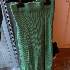 Långkjol - Grön, tajt långkjol från Gina tricot. Använd en gång.