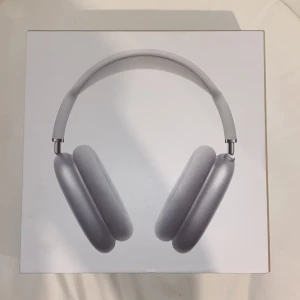 Airpodsmax -  Hörlurarna är Helt nya inte änvända alls☺️de är ingen nytta för mig då det inte är riktigt min stil men de kan va riktigt fina på💓sladden ingår och man kan alltid diskutera om priset💖köpta för 6990kr