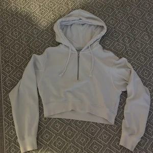 Långärmad dragkedjetröja - Fin vit tröja från weekday. Passar en storlek S eller XS. Bra skick. 