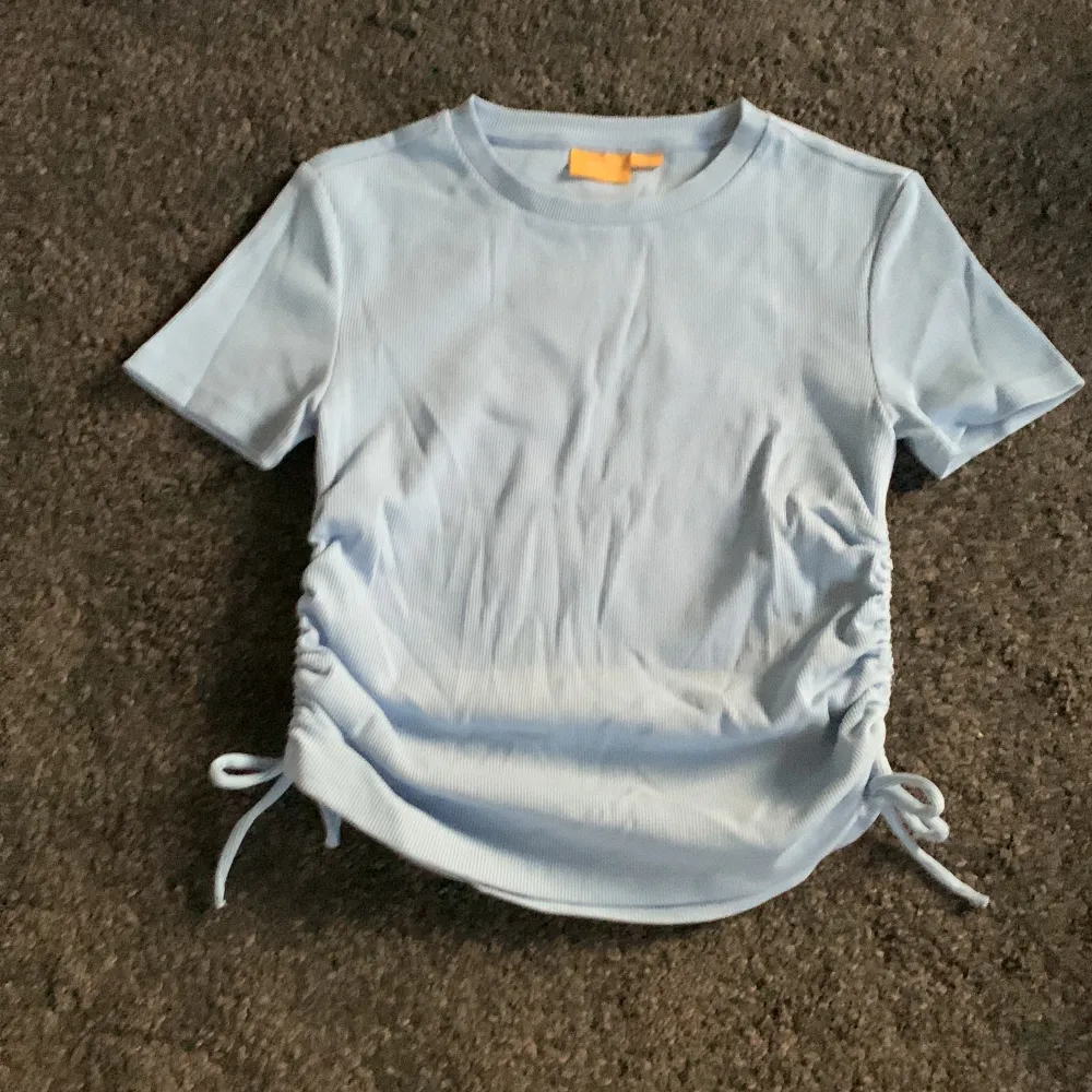 En superfin ljusblå T-shirt i storlek 158/164 säljer denna för den inte     kommer till användning men och i super bra skick,har använt 1 gång bara för att prova. Hör av er för frågor💗. T-shirts.