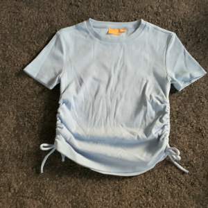En superfin ljusblå T-shirt i storlek 158/164 säljer denna för den inte     kommer till användning men och i super bra skick,har använt 1 gång bara för att prova. Hör av er för frågor💗