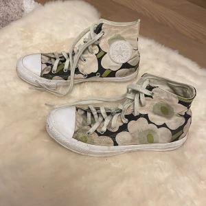 Converse x marimekko - Jättefina skor, okej skick, dom är lite smutsiga som man kan se på bilderna :) storleken är 5 så 37-38
