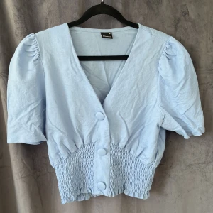 Blus GinaTricot  - Blå blus från GinaTricot i storlek M men funkar även som S! Är i fint skick.