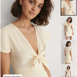 Skjortklänning med knytning fram - Klänning NA-KD i storlek 34. Använd 2 gånger. Finns i Malmö och kan hämtas upp likväl fraktas. 