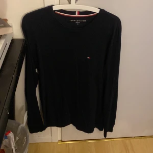 Tommy Hilfiger  - Tommy Hilfiger tröja, gott skick, storlek M  Hör av er vid intresse eller frågor!