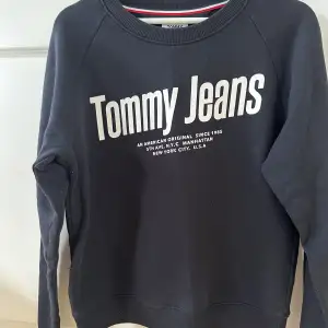 Svart sweatshirt från Tommy Hilfiger. Strl M