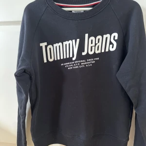 Svart sweatshirt - Svart sweatshirt från Tommy Hilfiger. Strl M