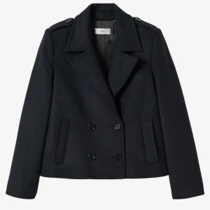 Mörkblå kort vår kappa🙌 - Hej säljer denna korta kappan ifrån mango eftersom jag inte använder den längre. Skicket är i 9/10 skulle jag säga🙌😊 köpt för 1030kr säljs för 500kr