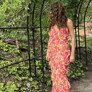 sommarklänning - (JA den finns kvar) Säljer denna sommarklänning som passar perfekt till sommarfesten/skolavslutningen. Den har inte använts ute en enda gång och är helt slutsåld på hemsidan där ordinarie pris är 699 kr så passa på 💖💖 