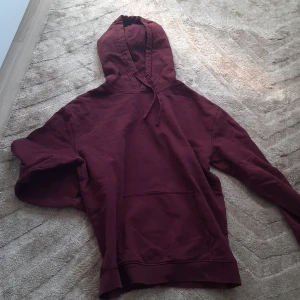 Vinröd hoodie TRYCK EJ KÖP DIREKT - Vinröd hoodie köpt från cubus storlek M 