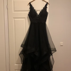 Svart balklänning - Jättefin svart balklänning, knappt använd